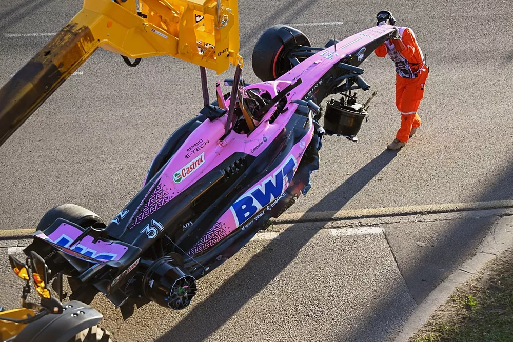 Les commissaires retirent l'Alpine endommag&eacute;e d'Esteban Ocon