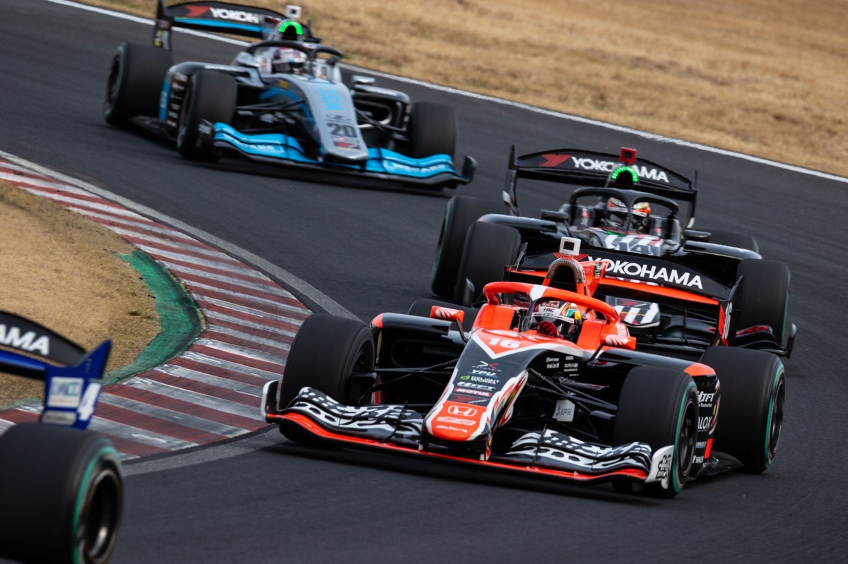 壮観な全車一斉ピットイン……そこには不可避な“犠牲が”。優勝争い脱落の