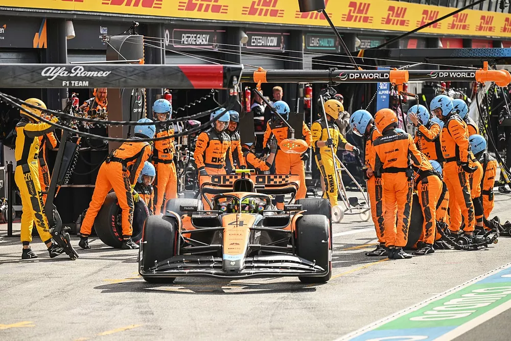 Lando Norris, McLaren MCL60, leaves the pit box