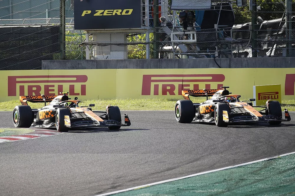 Lando Norris, McLaren MCL60, deuxième, Oscar Piastri, McLaren MCL60, troisième, lors du tour d'honneur