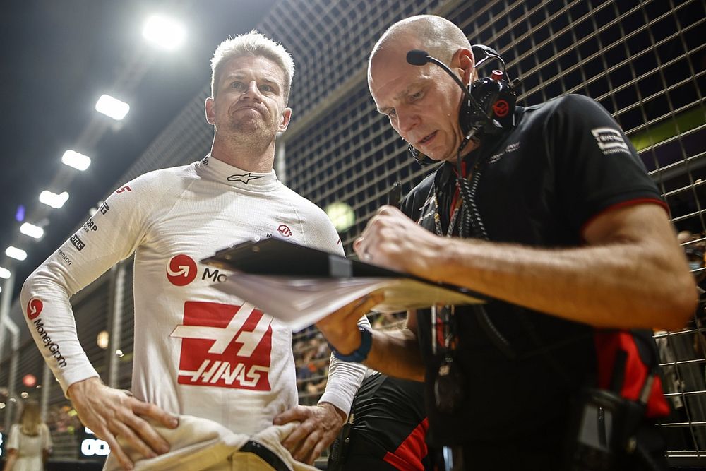 Nico Hulkenberg, Haas F1 Team, en la parrilla con su ingeniero