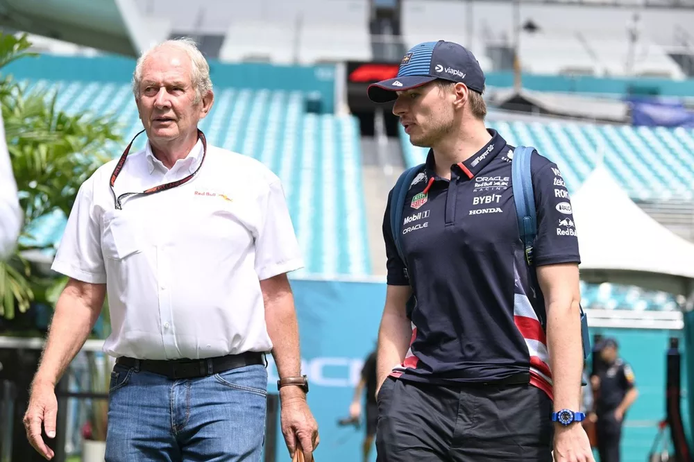 Max Verstappen, Red Bull Racing, arriva in pista con Helmut Marko, Consulente Red Bull Racing