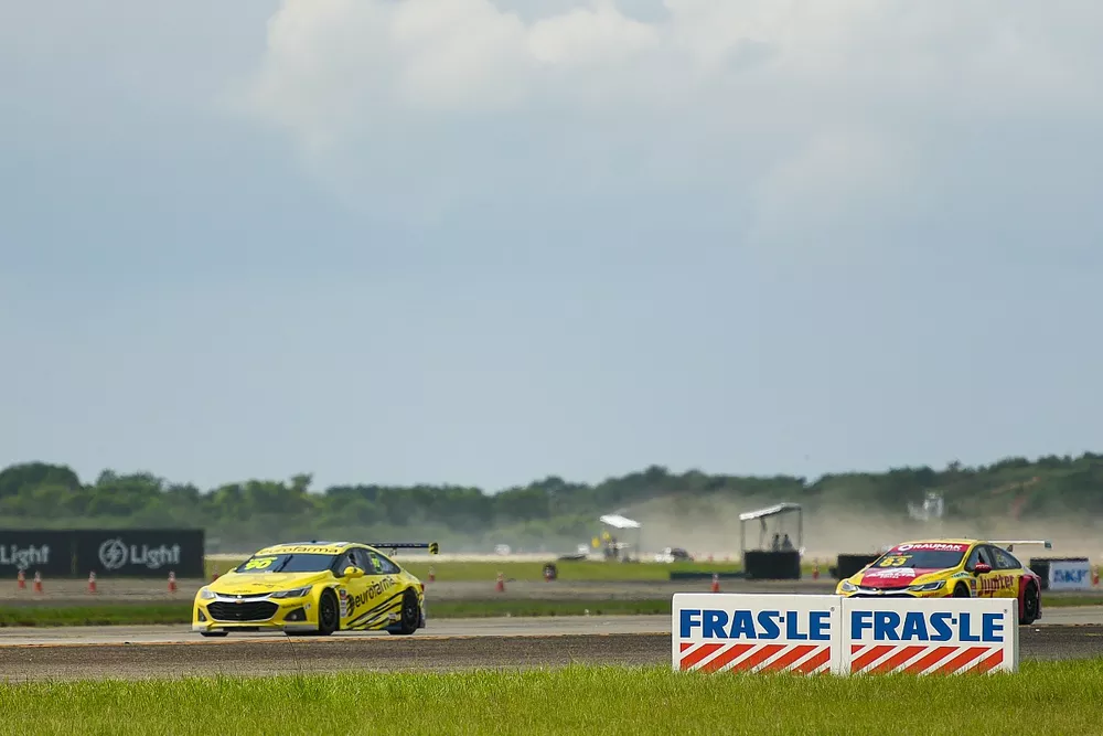 Velocidades m&aacute;ximas chegaram a quase 270 km/h
