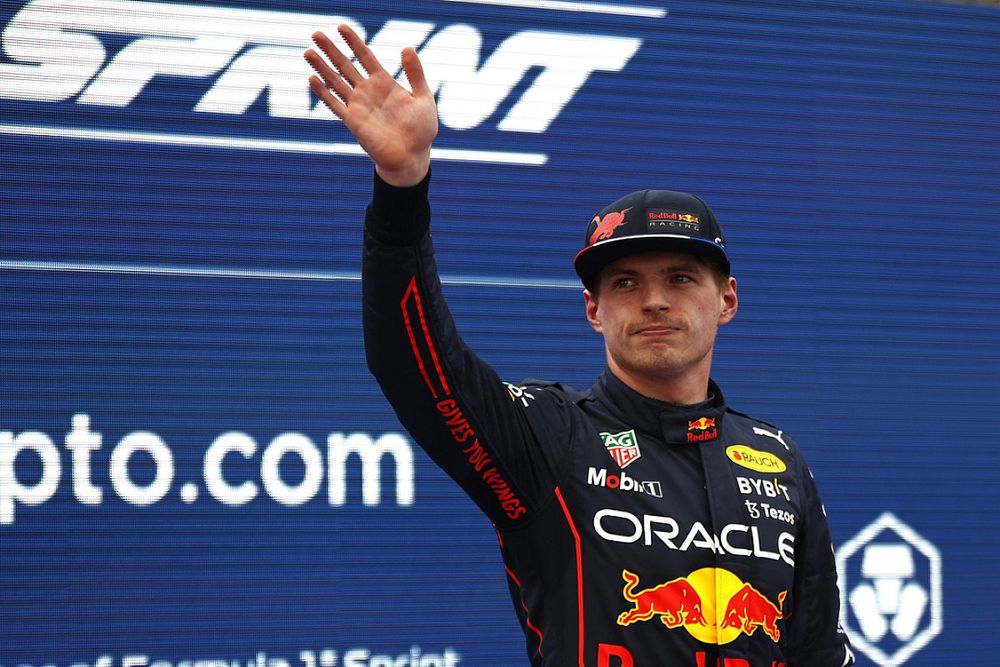 Max Verstappen, Red Bull Racing, 1ª posición, en el podio de la carrera Sprint