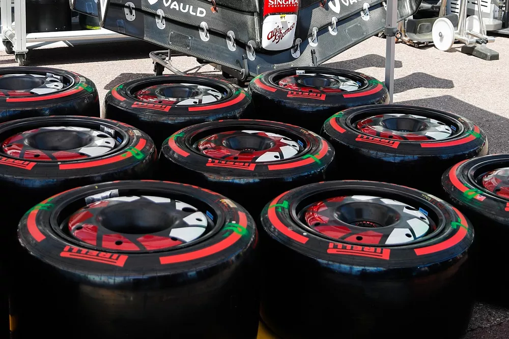 Conos de nariz Alfa Romeo, aletas delanteras y neum&aacute;ticos Pirelli