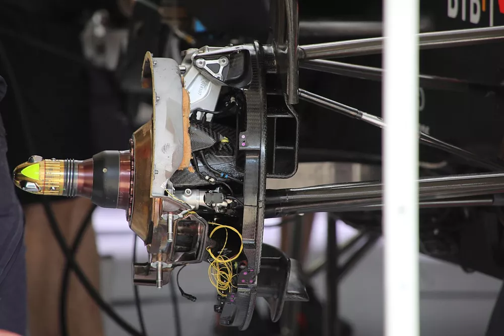 Red Bull Racing RB18, dettaglio del freno anteriore