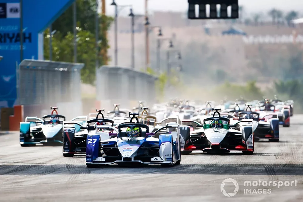 D&eacute;part : Alexander Sims, BMW I Andretti Motorsports, BMW iFE.20 devant S&eacute;bastien Buemi, Nissan e.Dams, Nissan IMO2, Lucas Di Grassi, Audi Sport ABT Schaeffler, Audi e-tron FE06, Mitch Evans, Jaguar Racing, Jaguar I-