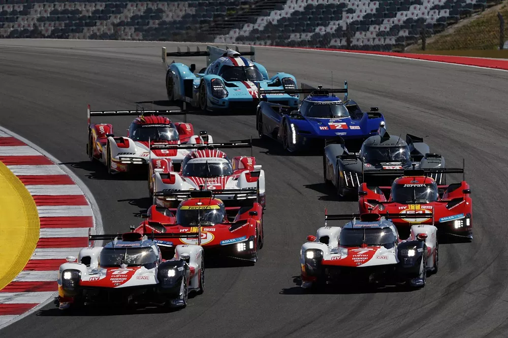 Start action, #8 Toyota Gazoo Racing Toyota GR010 - Hybrid: S&eacute;bastien Buemi, Brendon Hartley, Ryo Hirakawa, #7 Toyota Gazoo Racing Toyota GR010 - Hybrid: Mike Conway, Kamui Kobayashi, Jose Maria Lopez leads