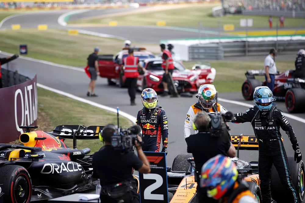 Sergio P&eacute;rez, Red Bull Racing, Lando Norris, McLaren, 2&ordf; posici&oacute;n, George Russell, Mercedes-AMG, en Parc Ferme