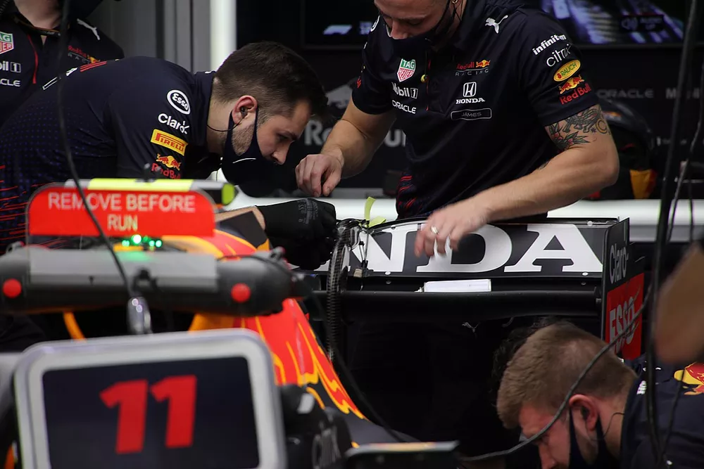 Des membres de Mercedes travaillent sur l'aileron arri&egrave;re