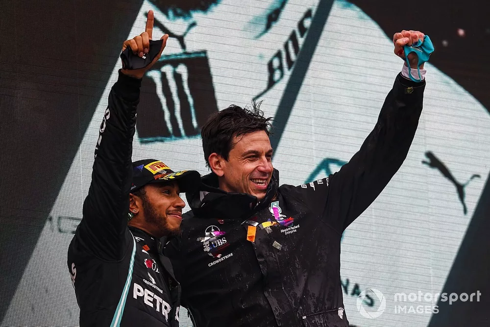 Lewis Hamilton, Mercedes-AMG F1, 1st position, and Toto Wolff, Executive Director (Business), Mercedes AMG, celebrate on the podium