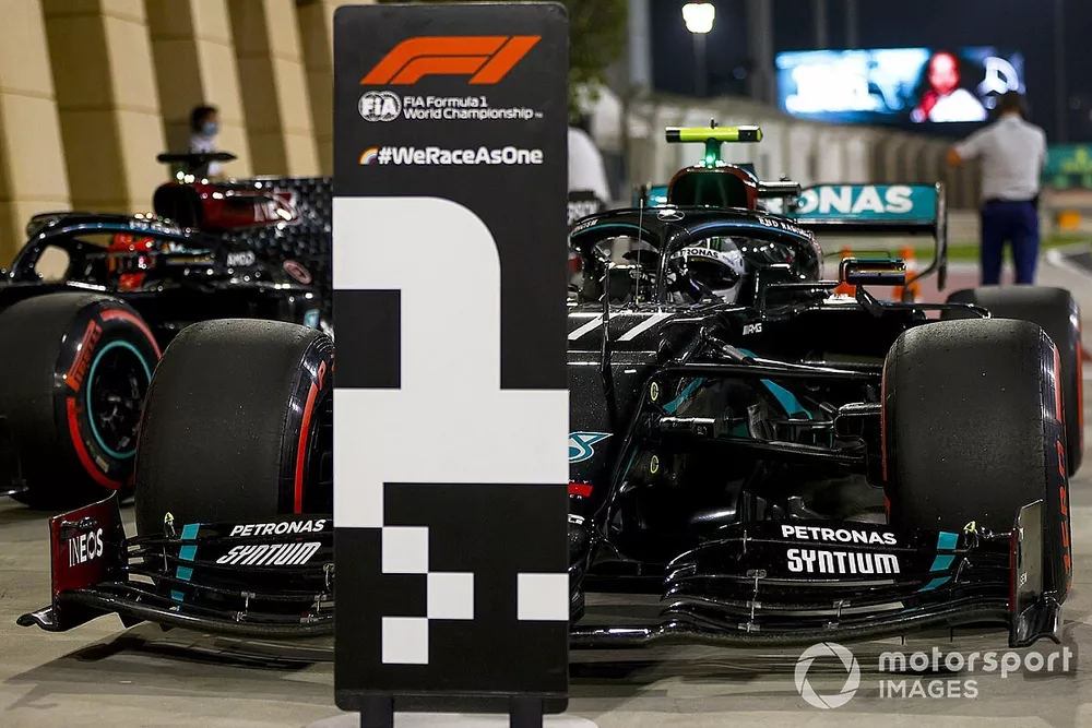 Polesitter Valtteri Bottas, Mercedes F1 W11, secondo classificato George Russell, Mercedes F1 W11