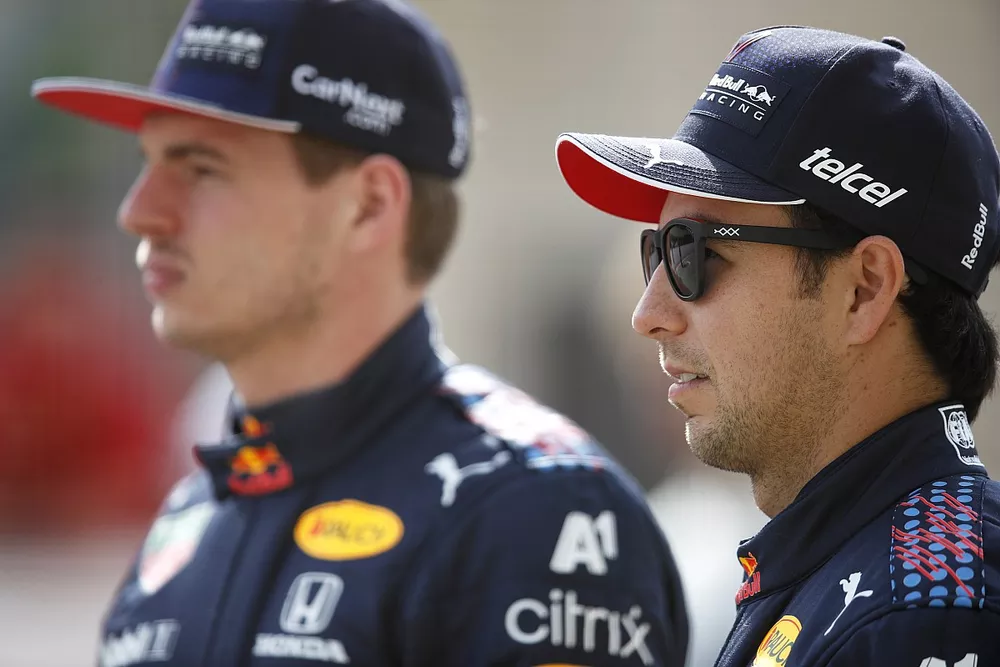 Max Verstappen, Red Bull Racing RB16B en Sergio Perez, Red Bull Racing RB16B 