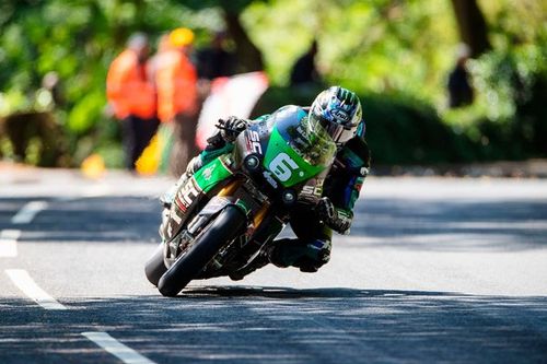 TT Isla de Man 2024: Dunlop gana en Supertwin tras una bandera roja