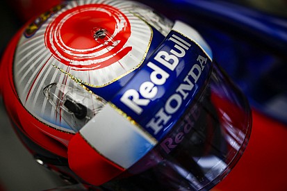 Ezzel a sisakkal tiszteleg Gasly az elhunyt Bianchi emléke előtt Japánban