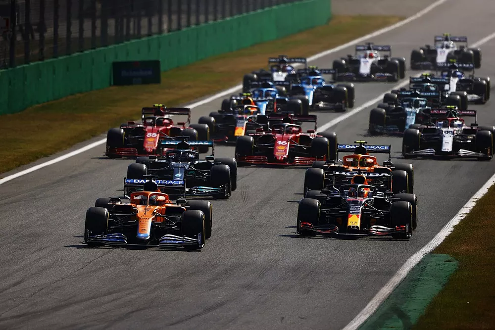 Daniel Ricciardo, McLaren MCL35M, Max Verstappen, Red Bull Racing RB16B, Lando Norris, McLaren MCL35M, Lewis Hamilton, Mercedes W12, Charles Leclerc, Ferrari SF21, and the rest of the field at the start