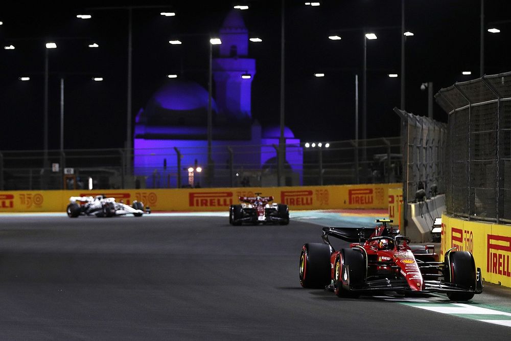 Carlos Sainz Jr., Ferrari F1-75, Valtteri Bottas, Alfa Romeo C42, Pierre Gasly, AlphaTauri AT03
