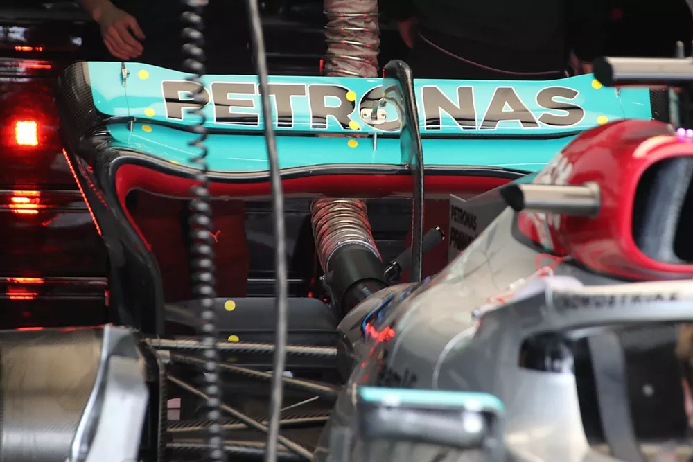 L'aileron arri&egrave;re de la Mercedes W13
