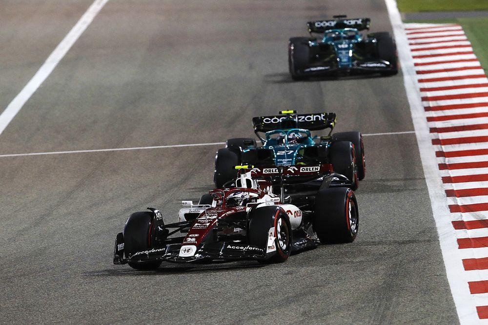 Guanyu Zhou, Alfa Romeo C42, Nico Hulkenberg, Aston Martin AMR22