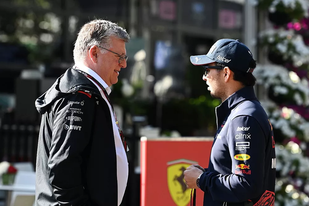 Otmar Szafnauer, Team Principal, Alpine F1, Sergio Perez, Red Bull Racing