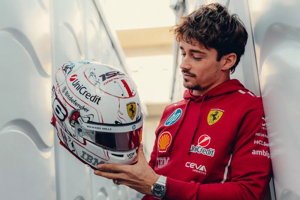 Il casco di Charles Leclerc per il GP del Giappone