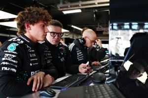 Antonelli hamuje później od Verstappena