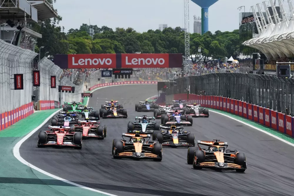 Oscar Piastri, McLaren MCL38 , Lando Norris, McLaren MCL38, Charles Leclerc, Ferrari SF-24, Carlos Sainz, Ferrari SF-24, Max Verstappen, Red Bull Racing RB20 George Russell, Mercedes F1 W15, the rest of the field at the start