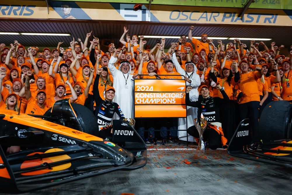 Lando Norris, McLaren F1 Team, 1st position, Oscar Piastri, McLaren F1 Team, the McLaren team celebrate after securing the Constructors Championship title