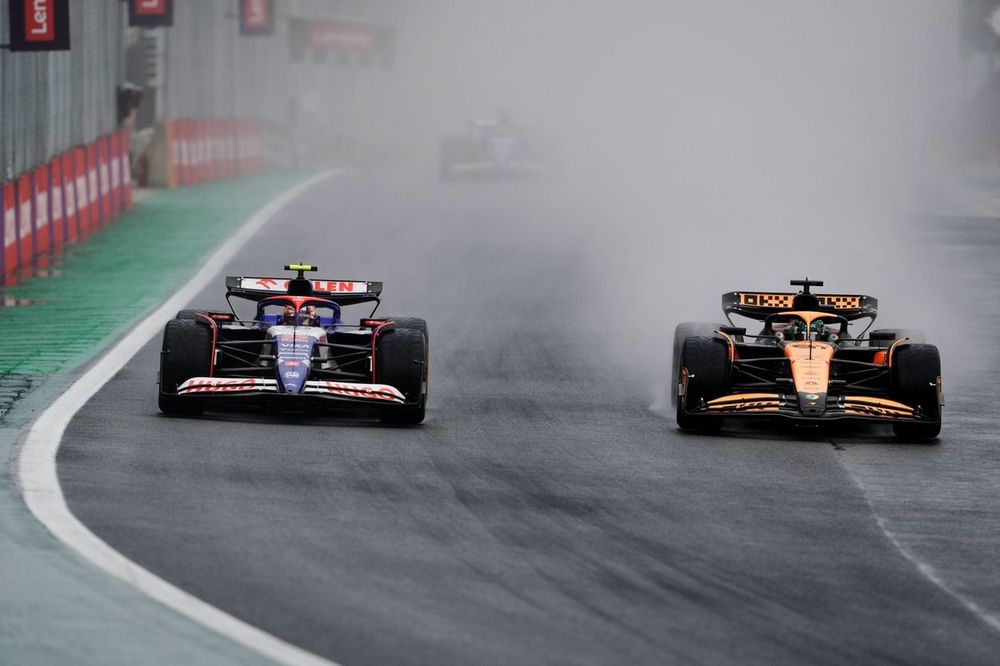 Oscar Piastri, McLaren MCL38, haalt Yuki Tsunoda, RB F1 Team VCARB 01 in 