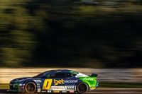 Cacá Bueno encara "maratona de voos" para acompanhar Fluminense e acelerar na NASCAR Brasil em Cascavel