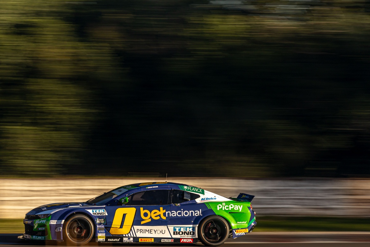 Cacá Bueno encara "maratona de voos" para acompanhar Fluminense e acelerar na NASCAR Brasil em Cascavel
