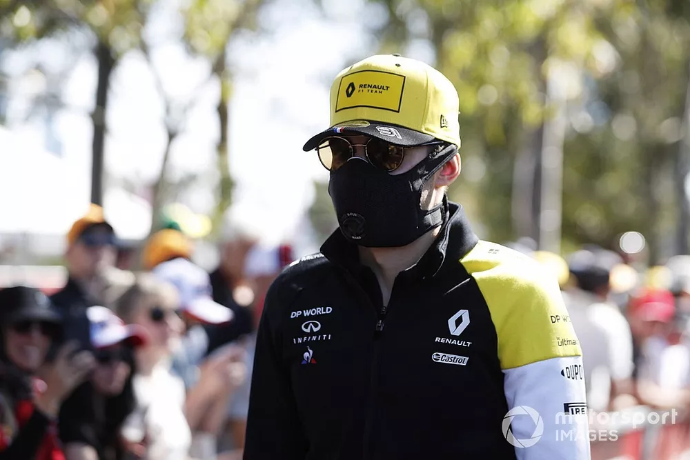 Esteban Ocon, Renault F1, met een masker tegen corona