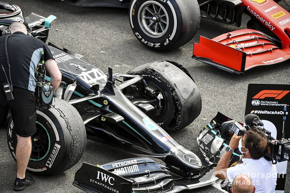 El neum&aacute;tico pinchado del monoplaza de Lewis Hamilton, Mercedes F1 W11 en Parc Ferme