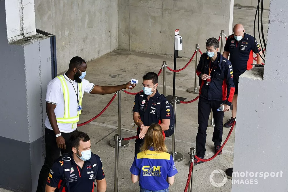 Ingenieros de Red Bull Racing ante un control de temperatura