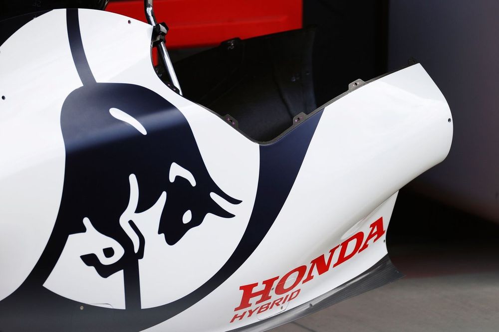 Carrocería del AlphaTauri AT01, incluyendo la cubierta del motor con logo de Honda