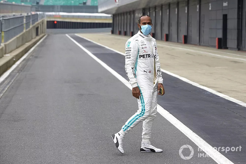 Lewis Hamilton con mascarilla