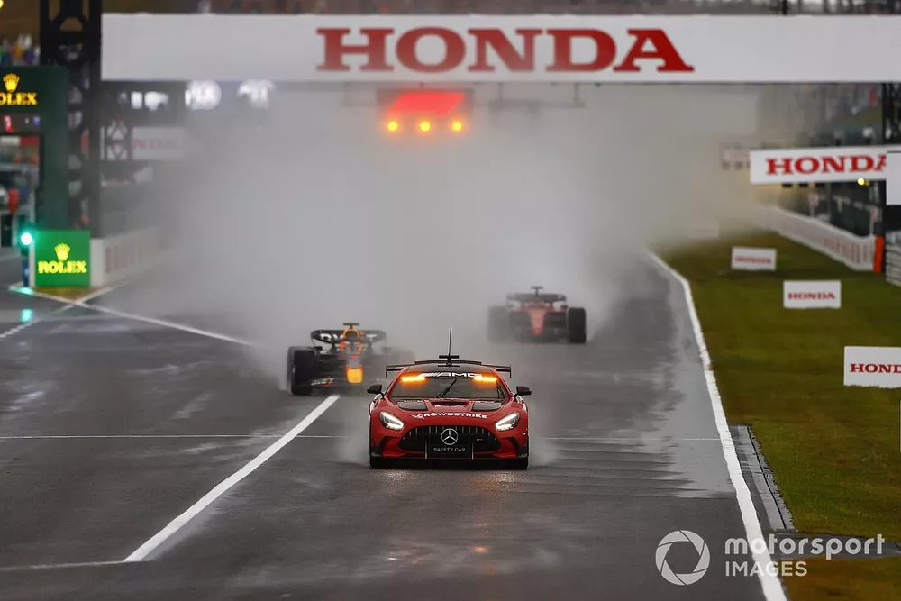 The Safety Car Max Verstappen, Red Bull Racing RB18, Charles Leclerc, Ferrari F1-75, the rest of the field for the restart