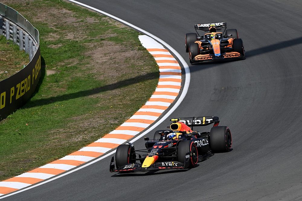 Sergio Perez, Red Bull Racing RB18, Lando Norris, McLaren MCL36