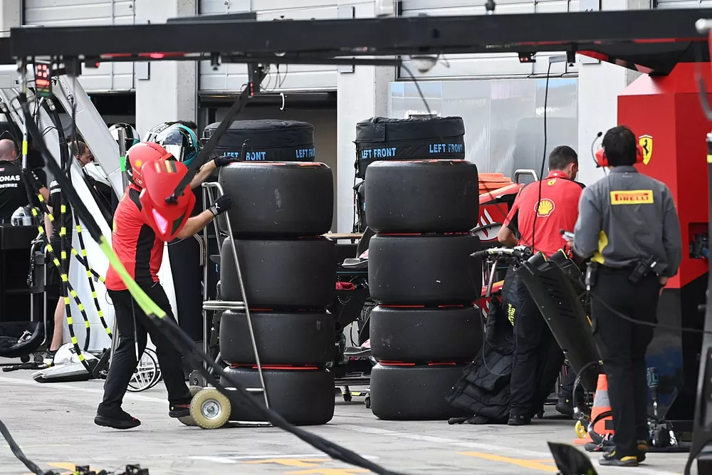 Un mécanicien Ferrari avec des pneus
