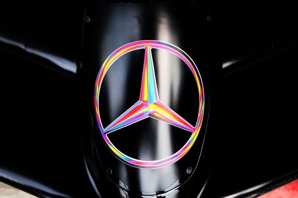 Emblema de Mercedes en el Mercedes F1 W14