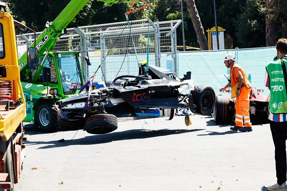 Los comisarios retiran el coche de Sam Bird, Jaguar Racing, Jaguar I-TYPE 6, con una gr&uacute;a tras un fuerte accidente en la 9&ordf; vuelta