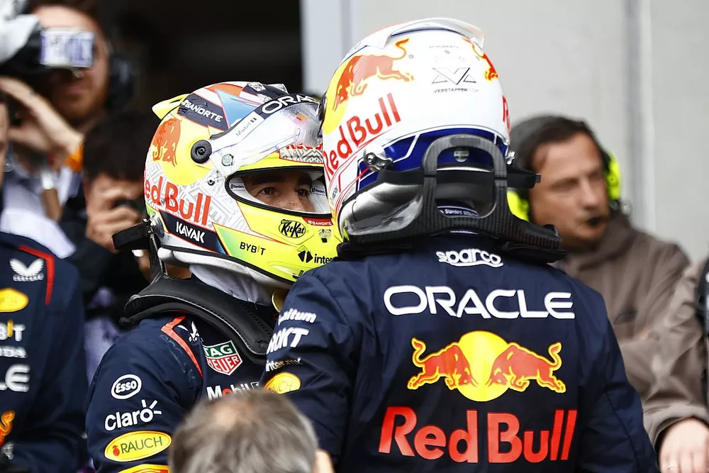 2番手セルジオ・ペレス（レッドブル・レーシング）、1番手マックス・フェルスタッペン（レッドブル・レーシング）、スプリント後のパルクフェルメでの会話