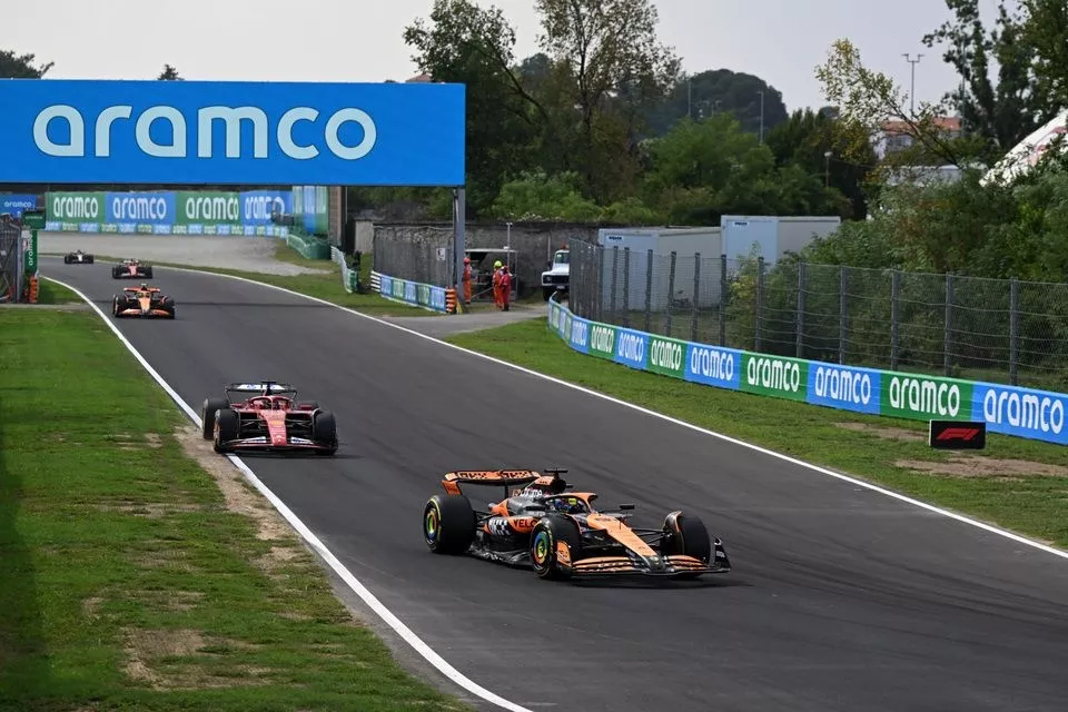 Oscar Piastri, McLaren MCL38, Charles Leclerc, Ferrari SF-24, Lando Norris, McLaren MCL38