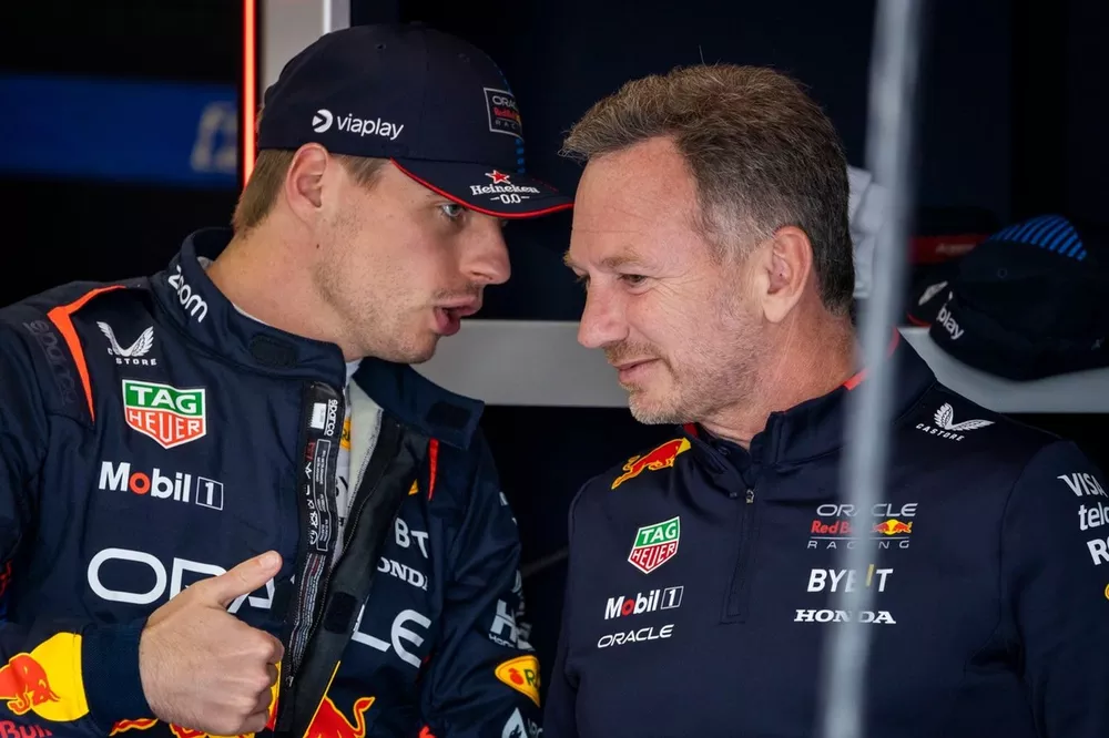 Max Verstappen, con Christian Horner, Director de Red Bull Racing