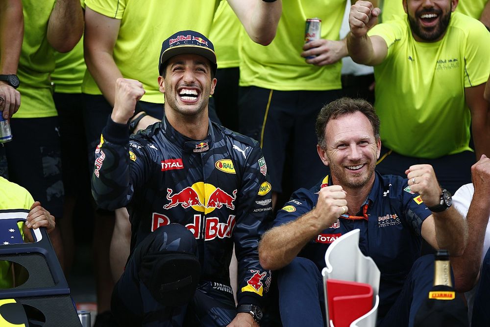 Sepang International Circuit, Sepang, Malaysia.
Sunday 2 October 2016.
Daniel Ricciardo, Red Bull Racing, 1st Position, Christian Horner, Team Principal, Red Bull Racing, and the Red Bull team celebrate victory.
World Copyright: Andrew Hone/LAT Photographic
ref: Digital Image _ONZ1012