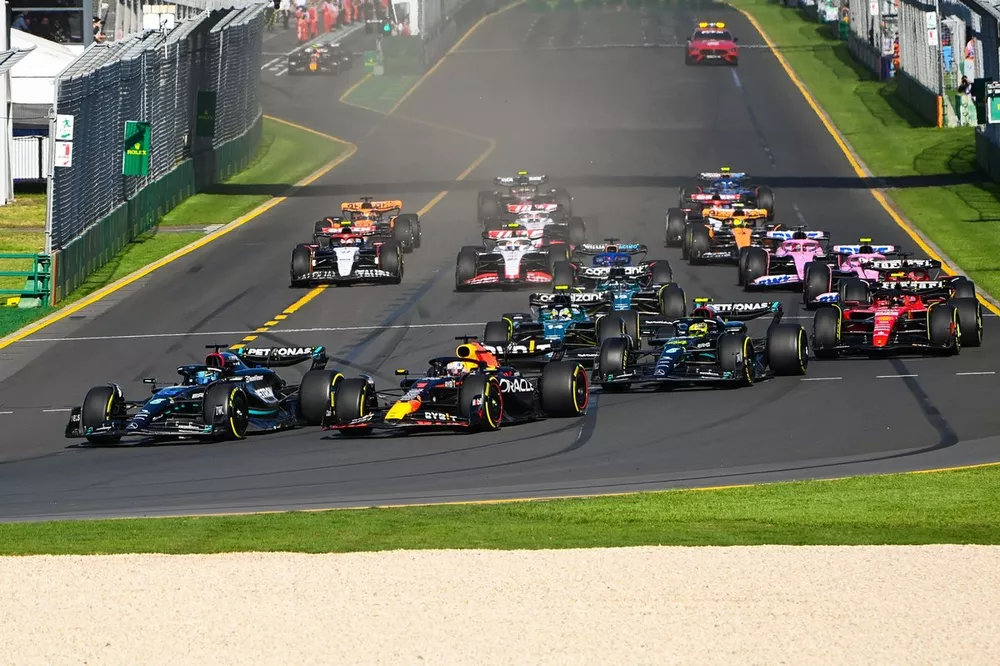 Max Verstappen, Red Bull Racing RB19, George Russell, Mercedes F1 W14, Lewis Hamilton, Mercedes F1 W14, Carlos Sainz, Ferrari SF-23, Charles Leclerc, Ferrari SF-23, the rest of the field at the start
