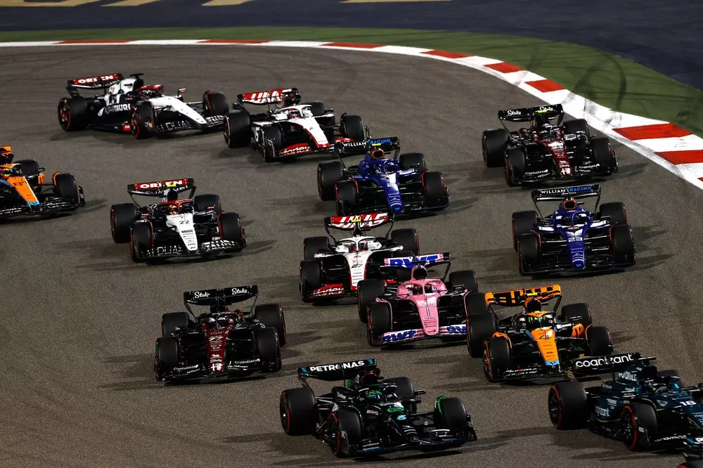 Lance Stroll, Aston Martin AMR23, George Russell, Mercedes F1 W14, Lando Norris, McLaren MCL60, Esteban Ocon, Alpine A523, Valtteri Bottas, Alfa Romeo C43, the remainder of the field at the start