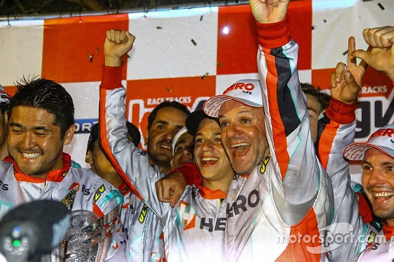 Rubens Barrichello e o filho Dudu comemorando a vit&oacute;ria nas 500 Milhas de 2017
