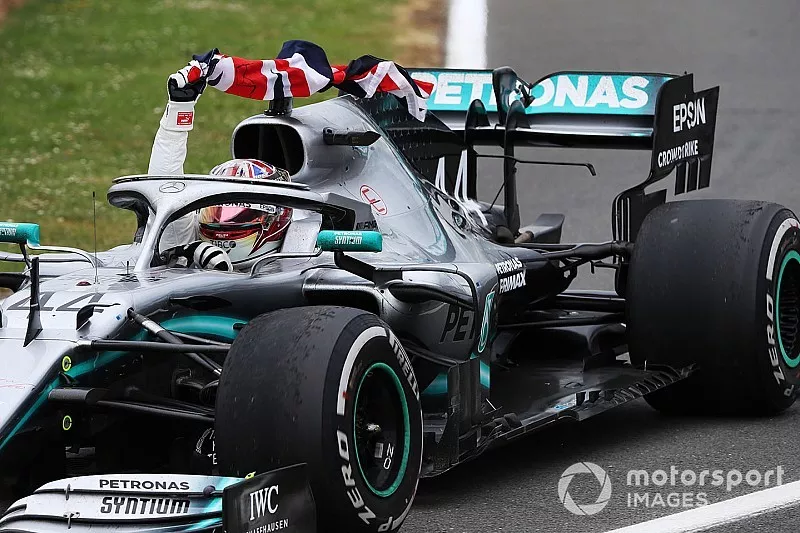 Ganador de la carrera Lewis Hamilton, Mercedes AMG F1 W10 con la bandera brit&aacute;nica 