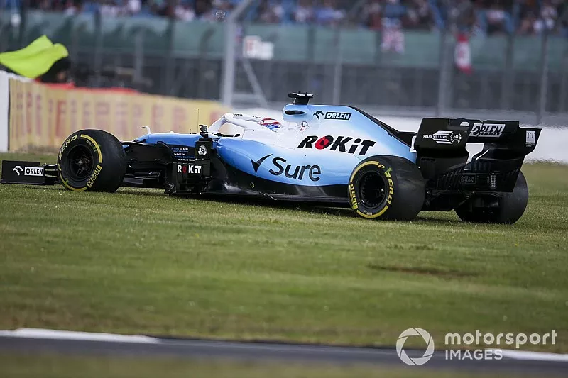 George Russell, Williams Racing FW42, passe dans l'herbe